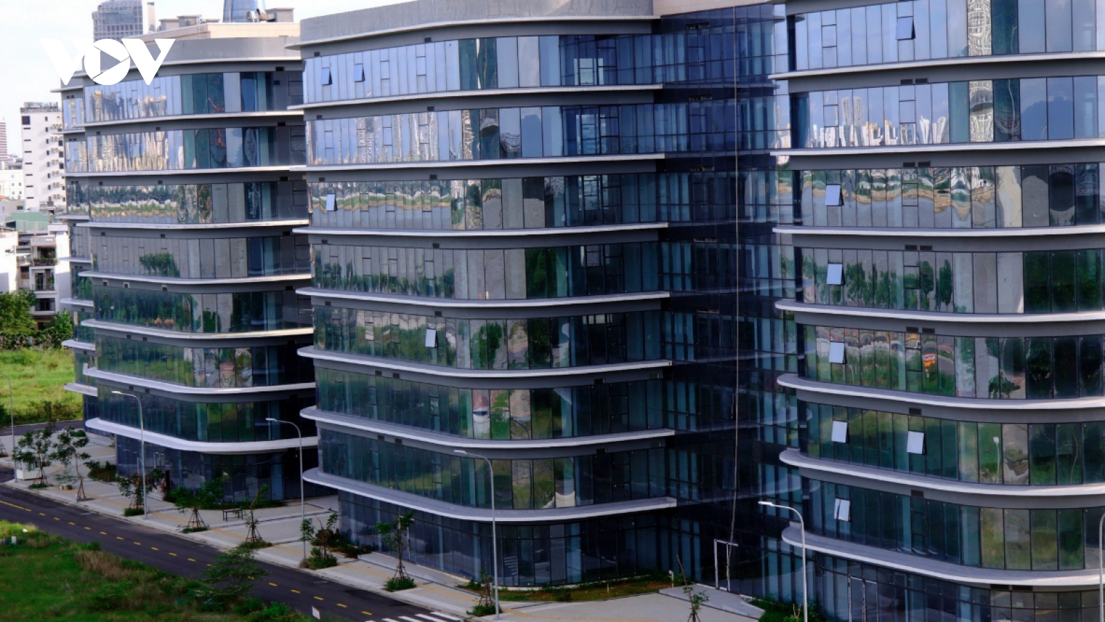 Da Nang International Financial Centre grants certificates to 12 investors